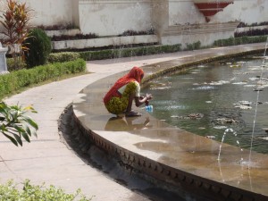 Gärtnerin im Sahelion-Ki-Bari Park