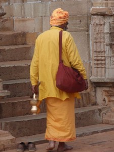Mönch auf dem Weg in den Krishna Tempel
