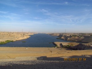 Blick vom Staudamm in Assuan