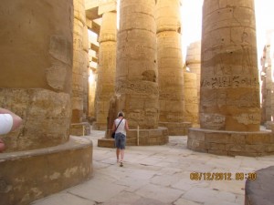 Monumentale Säulen im Karnak Tempel