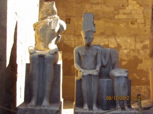 Sitzende Statuen im Luxor Tempel