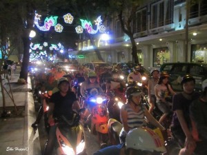 Mopeds im abendlichen Berufsverkehr