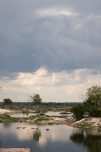 Gewitterwolken ballen sich am Sambesi-Fluss