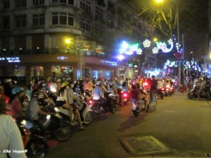 Mopedfahrer bei Nacht in Saigon