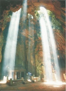 Lichteinfall in der Huyen Khong Höhle