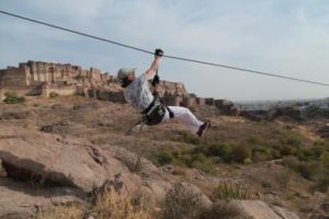 Wir Zipplinen vor dem Hintergrund des Forts in Jodhpur