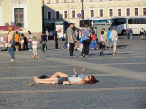 Sonnenanbeter auf dem Schlossplatz